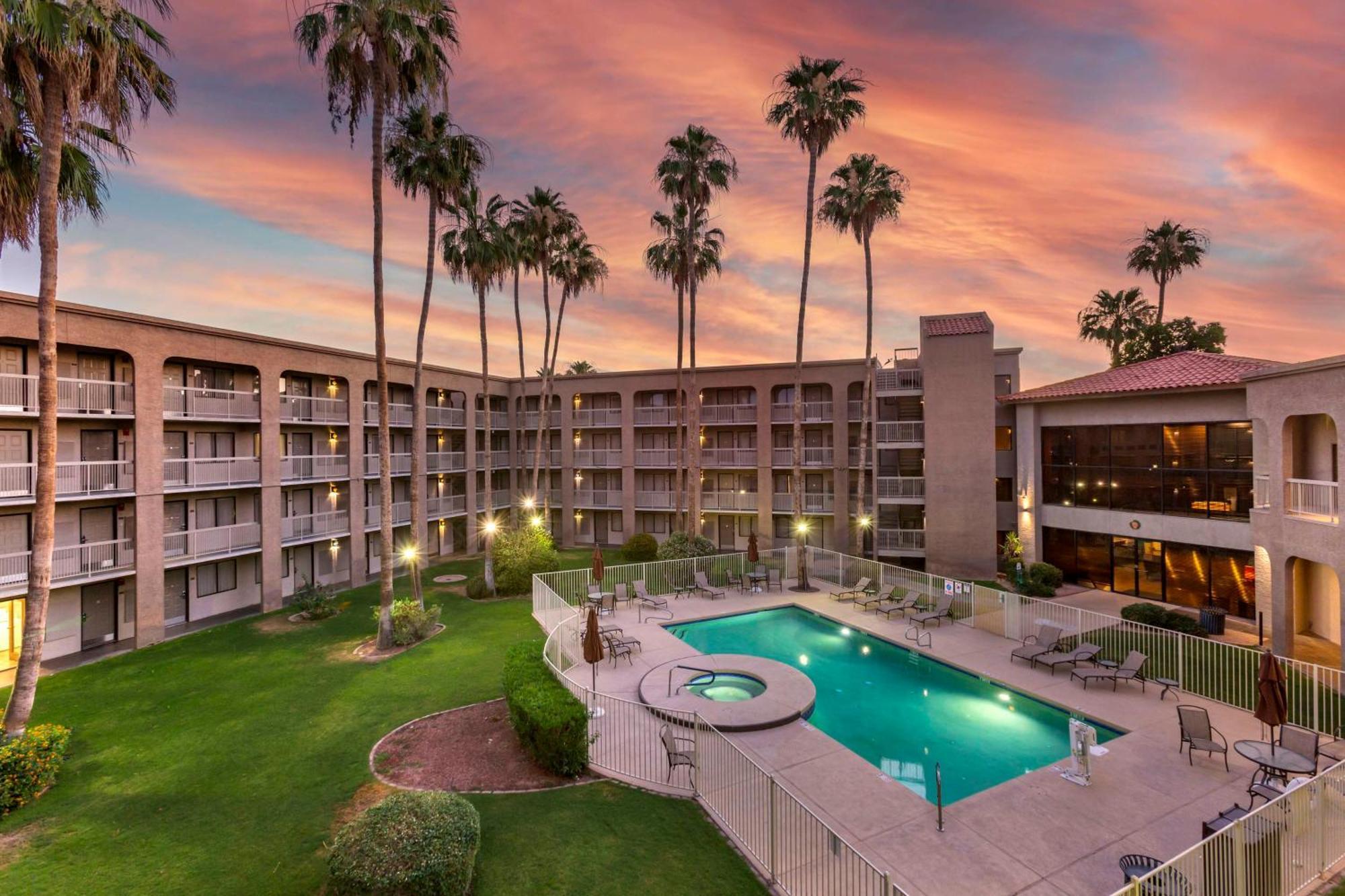 Best Western Plus Scottsdale Thunderbird Suites Ngoại thất bức ảnh
